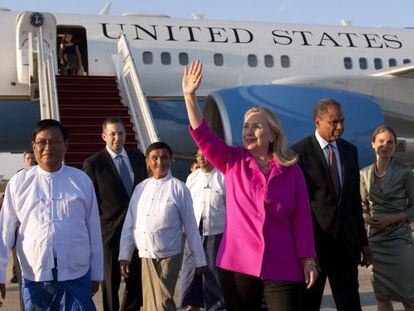 La secretaria de Estado de EE UU, Hillary CLinton, al llegar a Myanmar.