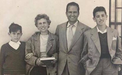 Juan Alonso con su esposa, Titina, y sus hijos, en los cincuenta.