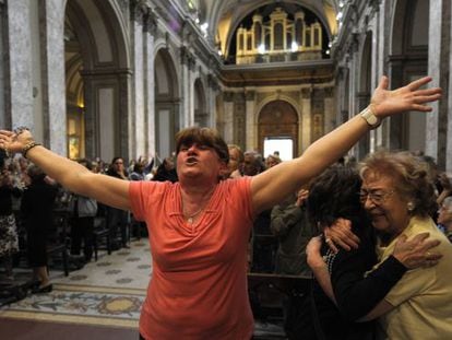 Fieles en la catedral de Buenos Aires celebran la elecci&oacute;n de Bergoglio