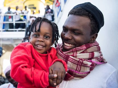 Una niña y un hombre a bordo del Aquarius. 