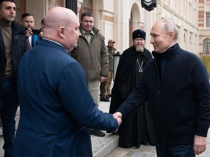 Putin estrechaba la mano al gobernador de Sebastopol, Mijaíl Razvozháyev, este sábado en la península de Crimea.