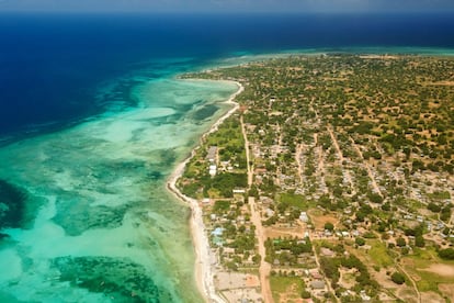 Mozambique es un país alejado de los mapas más turísticos; sin embargo, concentra algunos de los paisajes más bellos de África. La excolonia portuguesa seduce con playas de arena blanca abiertas al océano Índico como las de la bahía de Pemba, capital de la provincia de Cabo Delgado, al noreste del país, en la frontera con Tanzania. La ciudad fue fundada en 1904 con el nombre de Puerto Amelia, en honor a una reina de Portugal, y posee gran influencia portuguesa, como demuestra la arquitectura de su casco antiguo. Cambió de nombre por el de Pemba en 1975, tras independizarse de Portugal.