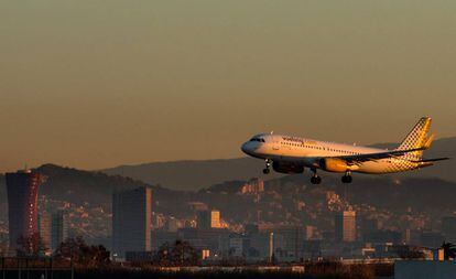 Un avión de Vueling durante la operación de aterrizaje en el aeropuerto de Barcelona-El Prat