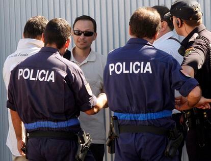 El padre de los niños desaparecidos, con agentes de la policía en Córdoba.