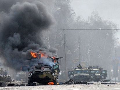 Vehículo blindado ruso ardiendo en la ciudad ucrania de Jarkóv. Fotografía tomada el 26 de febrero de 2022.