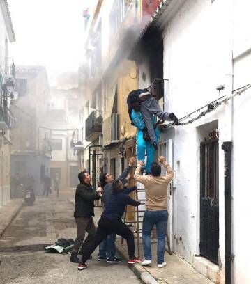 Momento en el que Gorgui Lanine, joven senegalés salva a Alex del incendio de su casa.