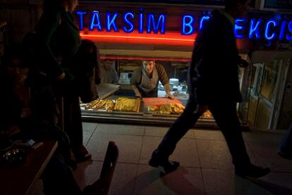 Fachada de uno de los numerosos locales donde se puede comer kebab en Estambul (Turquía).