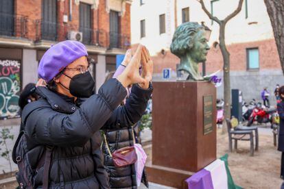 Una activista, durante la acción del Movimiento Feminista de Madrid a favor de la abolición de la prostitución, en la plaza Guardias de Corps, en Madrid este domingo.