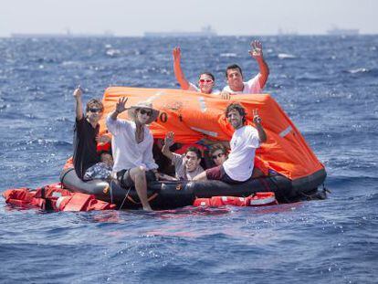 Los estudiantes de N&aacute;utica en la balsa  salvavidas ante la costa de Barcelona.