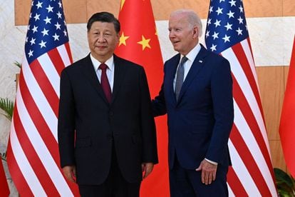 El presidente de China, Xi Jinping (izquierda), y su homólogo estadounidense, Joe Biden, en la cumbre del G-20 en Bali el 14 de noviembre.