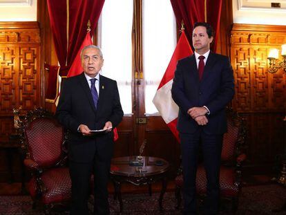 El fiscal general peruano, Gonzalo Chávarry, con el presidente del Congreso, Daniel Salaverry.