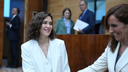 Mónica García saluda a Isabel Díaz Ayuso a su llegada a la Asamblea de Madrid