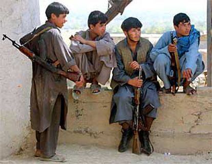 Guerrilleros adolescentes de la Alianza del Norte, en Bagram.