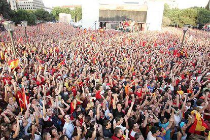 Miles de personas vitorean al equipo español en la plaza de Colón.