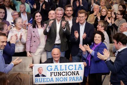 El presidente del PP, Alberto Núñez Feijóo, el candidato a la presidencia de la Xunta de Galicia, Alfonso Rueda,participan en el mitin de cierre de campaña del partido este viernes, en A Coruña.