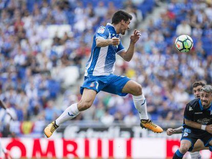 Gerard Moreno cabecea contra el Deportivo.