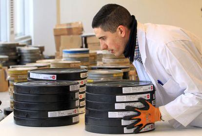 Un empleado del Centro de Conservación y Restauración de la Filmoteca Española.