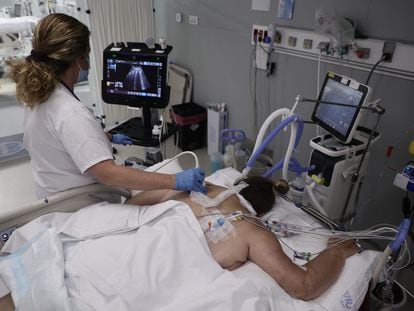 Una enfermera hace una ecografía a una paciente en la UCI del Hospital Enfermera Isabel Zendal, en Madrid.