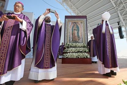 El Papa también pidió por un país “donde no haya necesidad de ser explotado para trabajar, de hacer de la desesperación y la pobreza de muchos el oportunismo de unos pocos”.