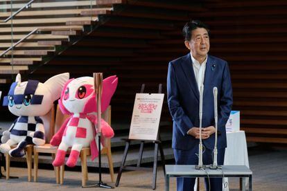 El primer ministro de Japón, Shinzo Abe, habla con la prensa de espaldas a las mascotas de los Juegos Olímpicos y Paralímpicos de Tokio 2020, este lunes.