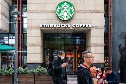 Un local de Starbucks en Shanghái, China.