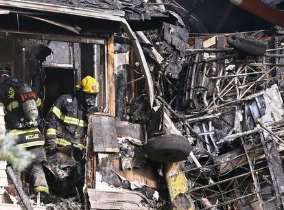 Un bombero trabaja entre el amasijo de hierros que ha quedado tras estrellarse una avioneta contra una casa en Northglenn, Colorado.