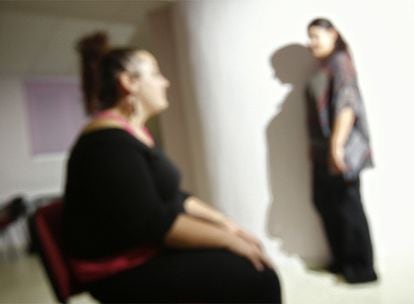 Aitana, en primer término, en una sala del centro de la Comunidad de Madrid donde está internada por maltratar a su madre (al fondo).