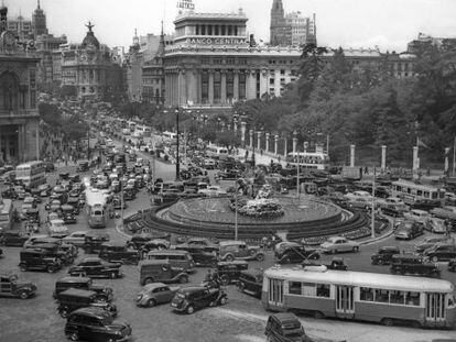 Vista de la Plaza de Cibeles en 1955.
