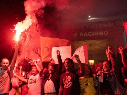 Un grupo de manifestantes protestan frente al Consulado de España en São Paulo (Brasil) por los insultos a Vinicius.