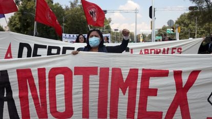 Una trabajadora de Notimex durante una manifestación en Ciudad de México, en septiembre de 2020.