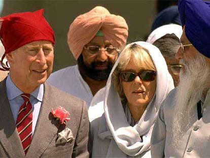 El príncipe Carlos y su esposa, Camila, durante la visita al templo sij de Anandpur, en el Punjab (India).