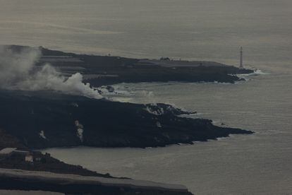 La fajana generada por la llegada de la lava al mar, este domingo.
