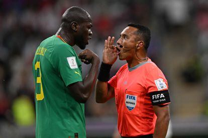 El defensa senegalés Kalidou Koulibaly discute con el árbitro del partido, el salvadoreño Iván Barton. 