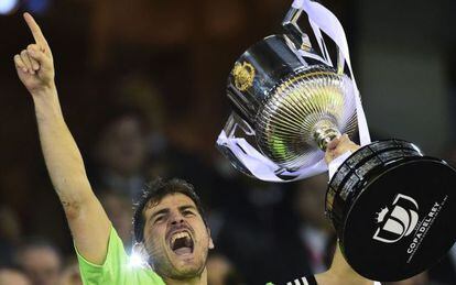 Casillas levanta la Copa del Rey tras la final de 2014.