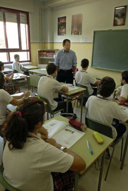 Un profesor imparte una clase de Educación para la Ciudadanía en Jaén.