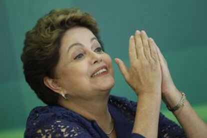 La presidenta brasilera, Dilma Rousseff, parla durant una roda de premsa al Palau de Planalto, a Brasília.