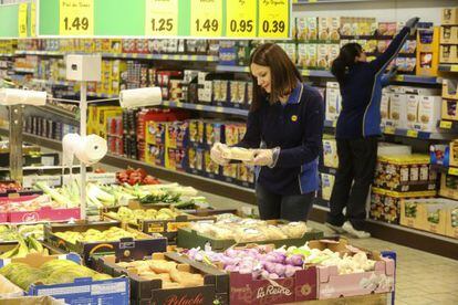 Dos empleadas reponen productos en un supermercado de Lidl 