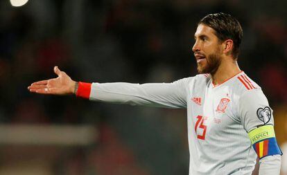 Sergio Ramos da una indicación durante el Malta-España.