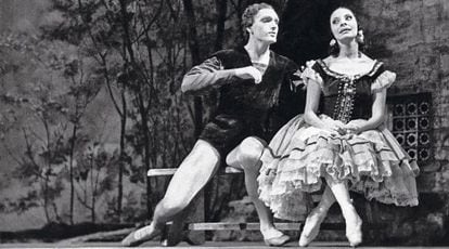 Vladilen Semiónov junto a Alicia Alonso bailando ‘Giselle’ en el teatro Bolshói de Moscú, en 1958.