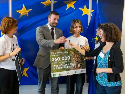 El comisario europeo de Medio Ambiente, Virginijus Sinkevičius, este miércoles en Bruselas, junto a representantes de organizaciones ecologistas que le han entregado 260.000 firmas para defender Doñana.