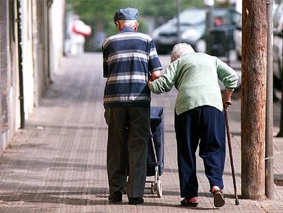 Una pareja de ancianos en una calle de Barcelona.