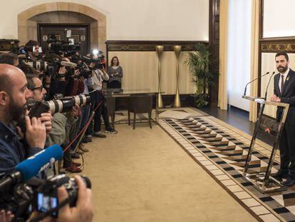 El presidente del Parlament, Roger Torrent, durante el anuncio de aplazamiento del pleno de investidura.