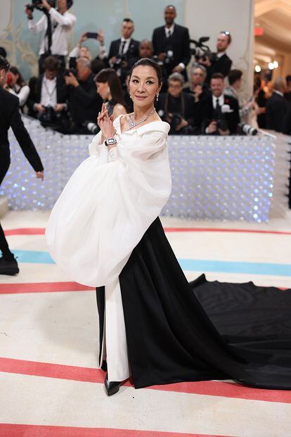 La ganadora del Oscar este año, Michelle Yeoh, escogió un vestido bicolor de Karl Lagerfeld que la firma creó para ella.