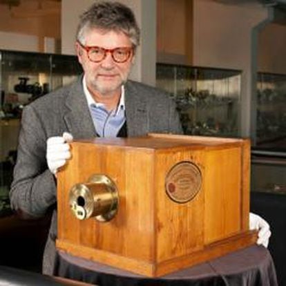 El director de la galeria Westlicht, Peter Coeln, posa con el primer daguerrotipo comercial del mundo, el precedente de las modernas cámaras de fotografía