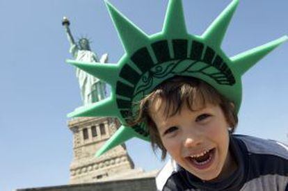 Un niño ante la Estatua de la Libertad, en Nueva York.