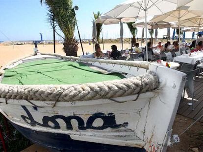 Los grupos se sitúan sobre una vieja barca de madera varada en la arena, reconvertida en escenario.