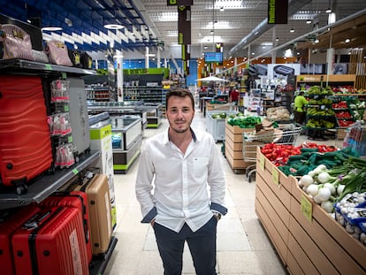 Carles Canet, responsable de expansión de Family Cash, en el hipermercado de la cadena en Xàtiva.


.