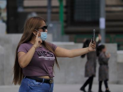 Una mujer se toma un selfi con su teléfono celular.