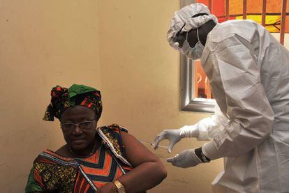 Una mujer recibe la vacuna del &eacute;bola en Conakri (Guinea).