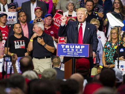 Mitin de Trump en Ohio donde, rodeado de un p&uacute;blico blanco, apel&oacute; al voto afroamericano